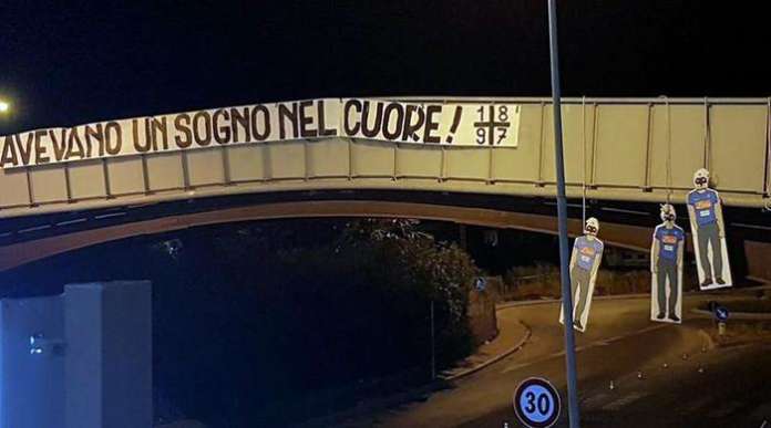 A Mondragone sagome giocatori Napoli impiccati a ponte...