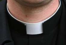 Aggredisce prete per estorcergli denaro, arrestato
