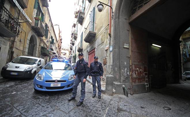 Polizia piazzetta mondragone