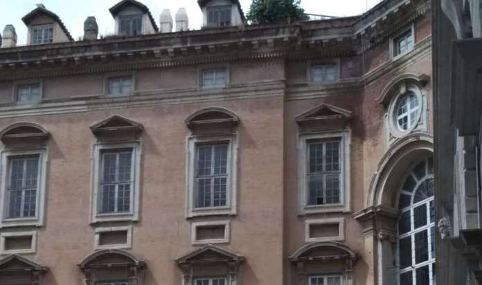 albero facciata reggia