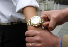 Agivano con la tecnica dello specchietto, presi a Milano due rapinatori di Rolex