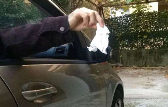 carta gettata da finestrino