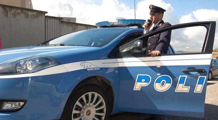 Polizia: l'auto della volante