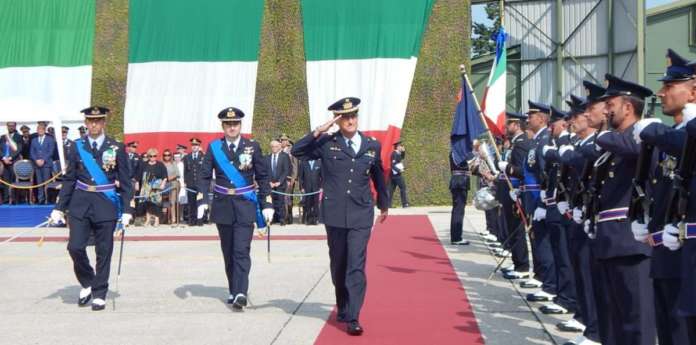 GRAZZANISE La Massima Autorità e i due Comandanti passano in rassegna il Reparto schierato - 100918