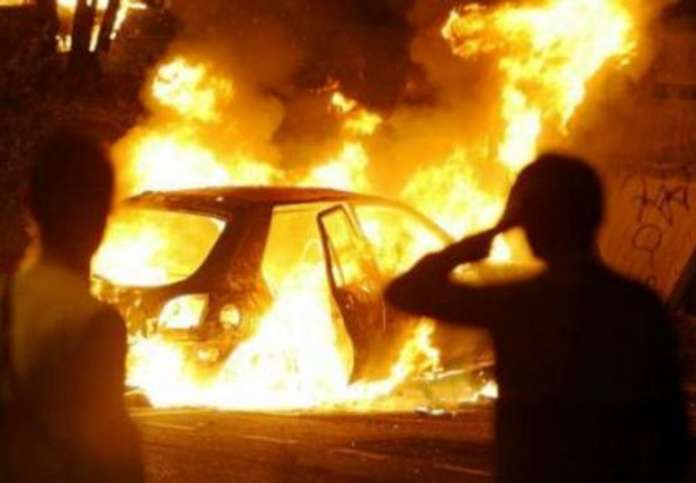 auto in fiamme