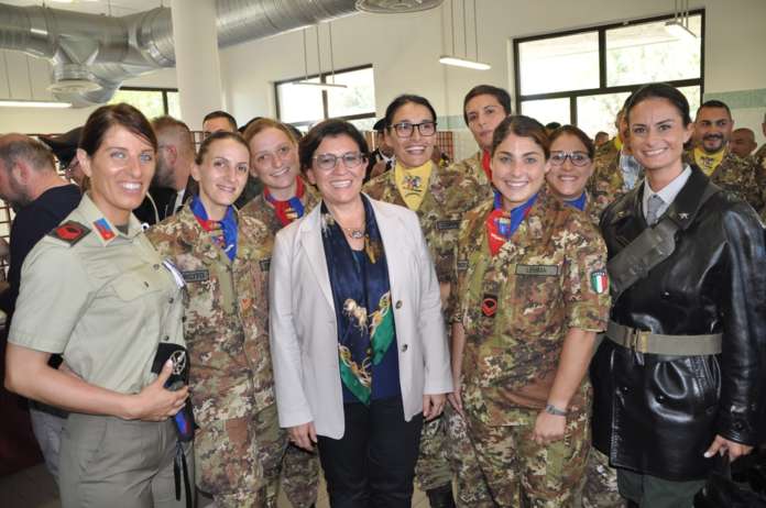 il ministro con alcune soldatesse