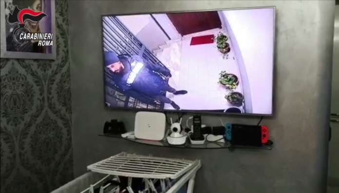 SEZIONE PG - Impianto di videosorveglianza per eludere i controlli delle forze dell'ordine in casa di uno degli arrestati