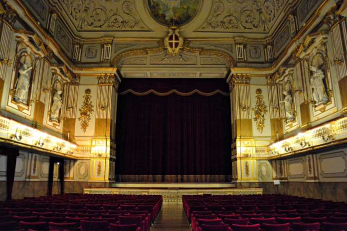 Teatro di Corte_(Palazzo_Reale_di_Napoli)_001