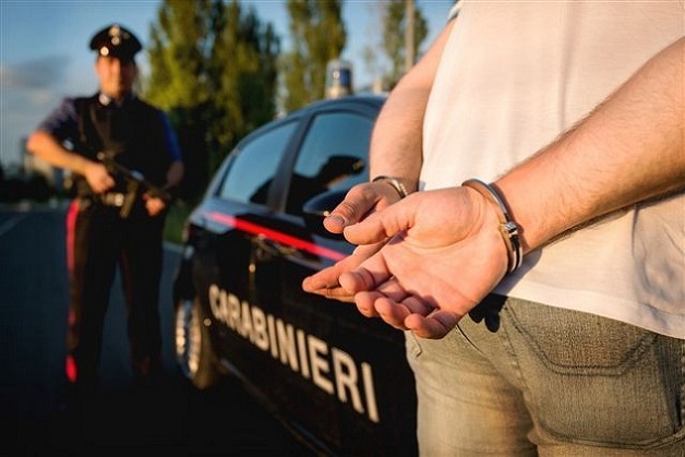uomo arrestato dai carabinieri, generica, manette