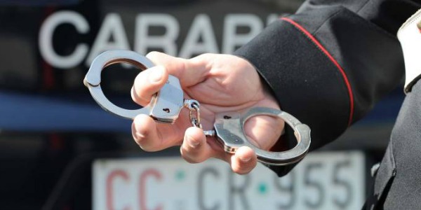 Arresto carabinieri manette