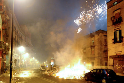 CAPODANNO: IN FIAMME CUMULI DI RIFIUTI PER BOTTI FINE ANNO