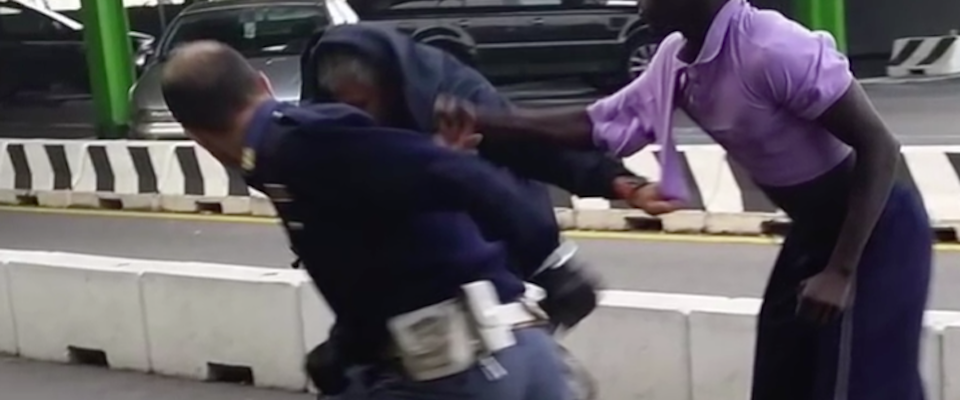straniero aggredisce polizia
