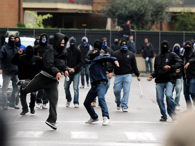 ultra-napoletani-scontri-ultras-napoli-curva-a-mastiff-curva-b
