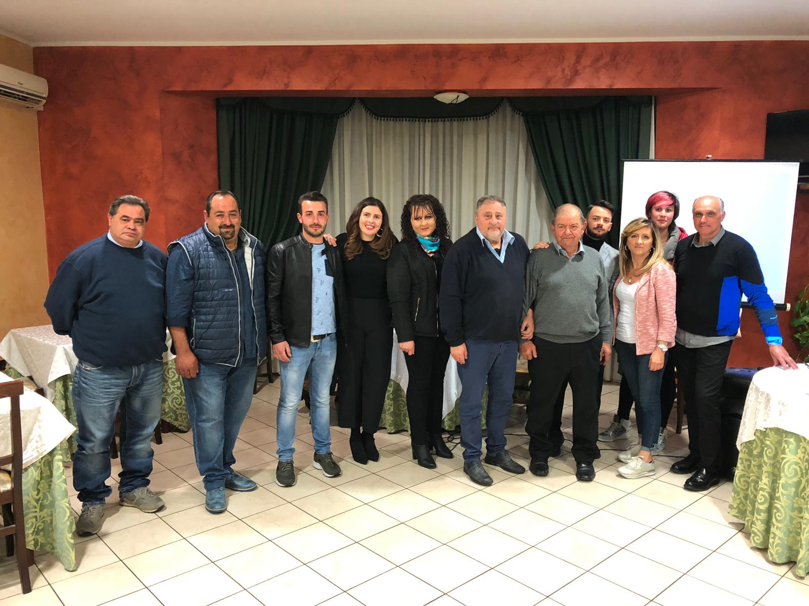 I DEMOCRATICI DI CASALDUNI (CON AL CENTRO IL CANDIDATO SINDACO RAIMONDO MAZZARELLI) ALLA PRESENTAZIONE DELLA LISTA