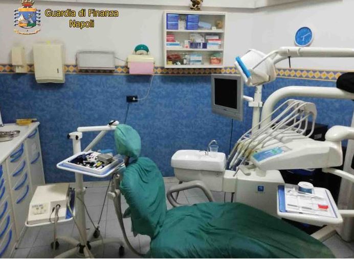 Cava de’ Tirreni, scoperto studio dentistico totalmente abusivo. Titolare in possesso di armi