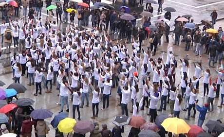 studenti piazza flash mob