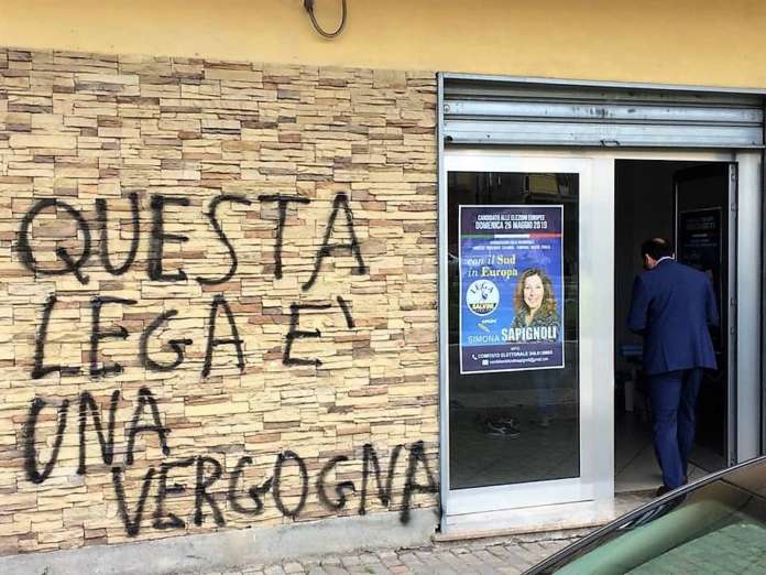 Scritta contro Lega