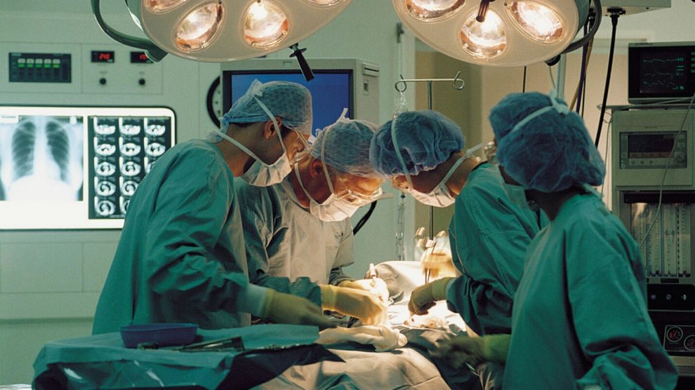 Operazione-chirurgica-990x556