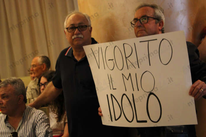 Strisione tifoso Vigorito (1)
