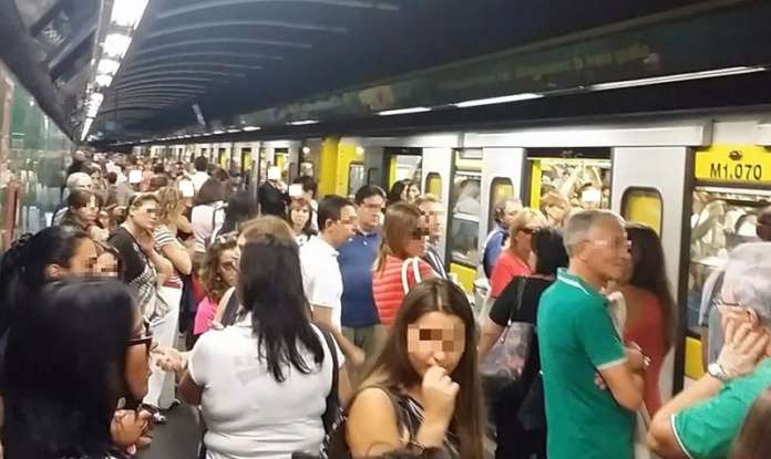 metro-napoli-banchina-affollata