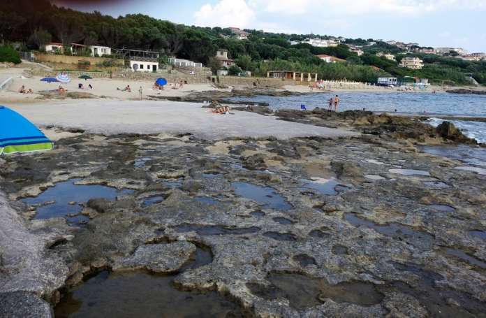Palinuro piattaforma sugli scogli