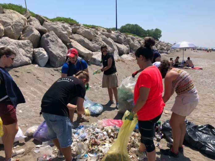 Rifiuti spiaggia Salerno 02