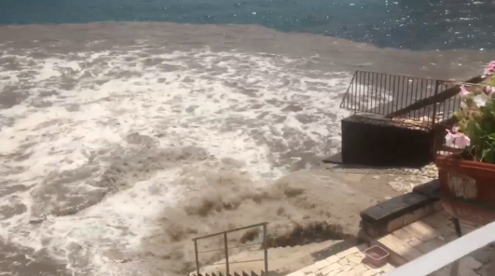 mare napoli fogna