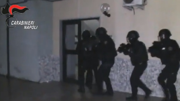 carabinieri napoli irruzione blitz