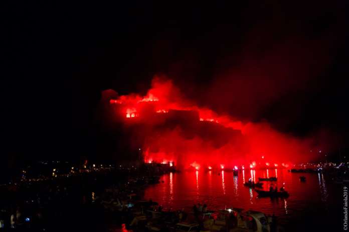 incendio castello aragonese foto