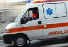 Napoli, alla guida di un’ambulanza investe agente e non si ferma all’alt: denunciato 52 enne