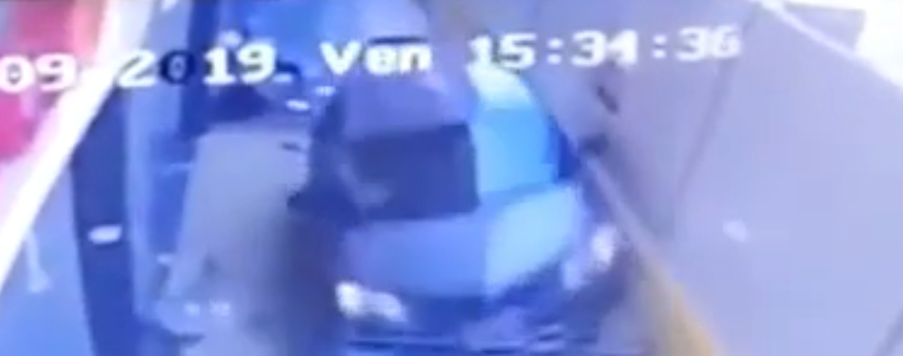 auto in area pedonale