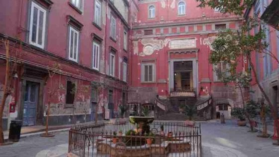 estate al cortile immagine
