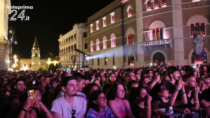 folla città spettacolo piazza castello