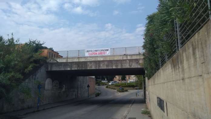 striscione ritorno alle urne