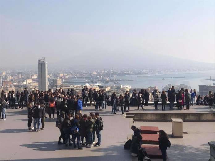 Studenti sulle terrazze dell'Università Suor Orsola Benincasa