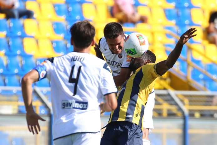 contrasto testa juve stabia cittadella