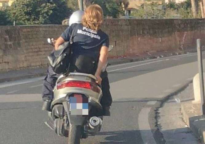 vigilessa senza casco