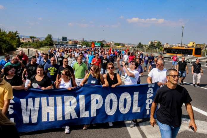whirlpool protesta per pezzo