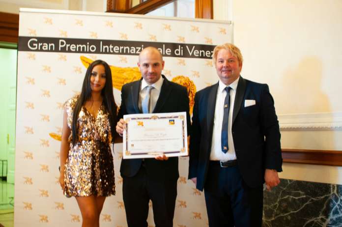 Francesco Di Ceglie al centro riceve ufficialmente la nomination dal Presidente Sileno Candelaresi a destra e dalla madrina Luz Adriana Sarcinelli a destra