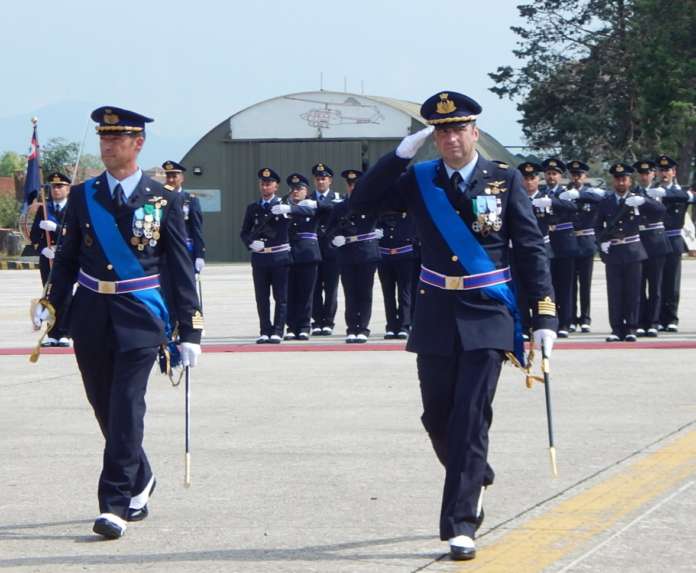 GRAZZANISE Da sx, il comandante uscente DI PALMA e il subentrante LUCIVERO