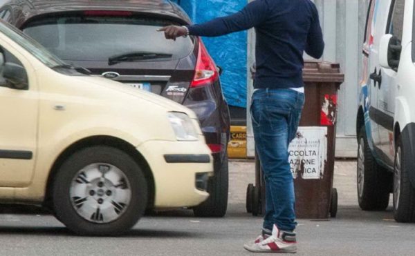 Parcheggiatore-abusivo-