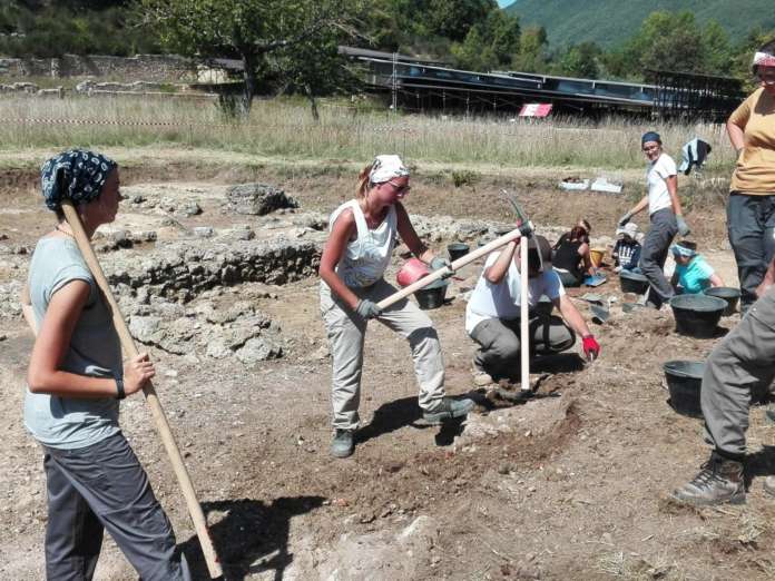Studenti dell'Università Suor Orsola Benincasa al lavoro nel cantiere di scavo di San Vincenzo al Volturno