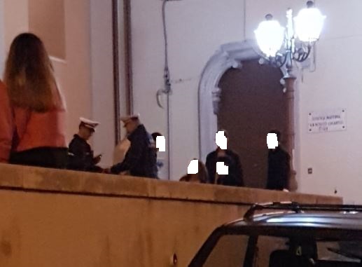 controllo vigili nella piazzetta