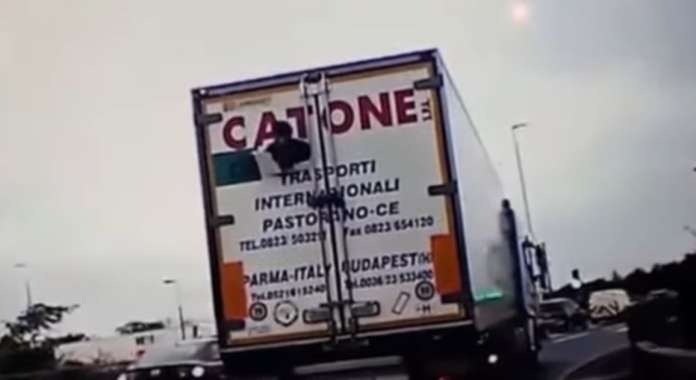 uomo esce dal camion