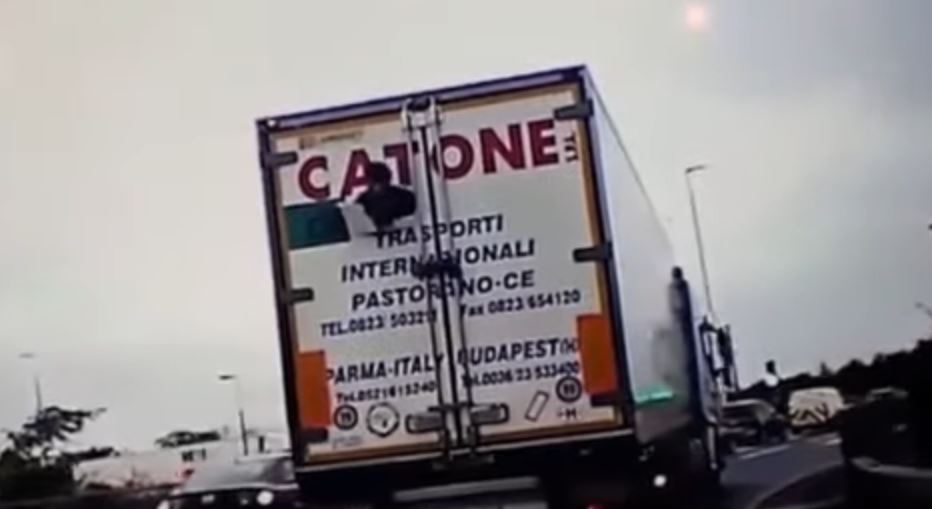 uomo esce dal camion