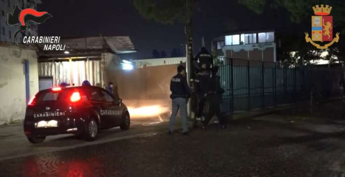 Carabinieri polizia killer scuola Napoli