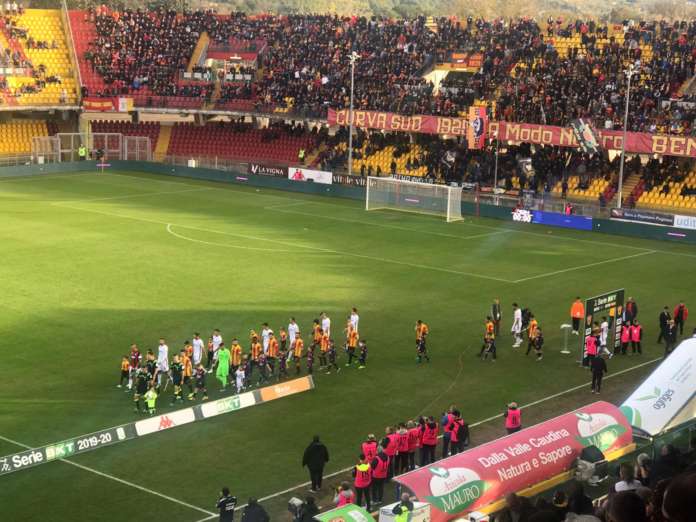 benevento - crotone ingresso in campo