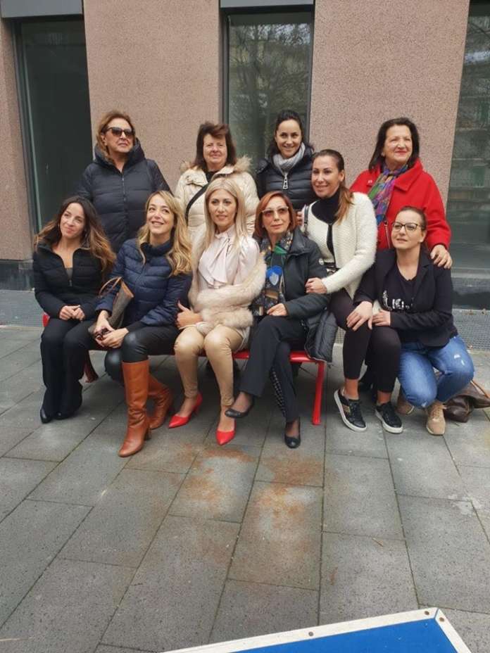 panchina rossa donne sedute a salerno
