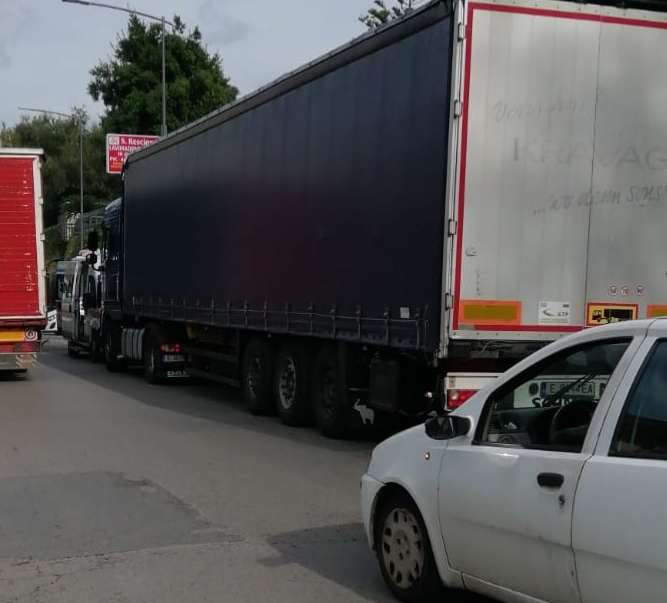 tir autista salvato da polizia locale roccapiemonte
