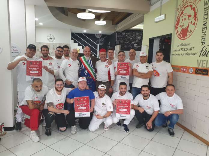 I Maestri Pizzaioli dell'Associazione Mani d'Oro presentano la maratona Telethon con il Sindaco di Striano Antonio Del Giudice